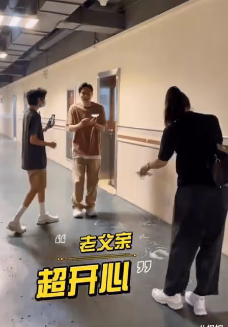 袁詠儀帶兒子魔童探班老公張智霖,一家三口開香檳慶節日超幸福