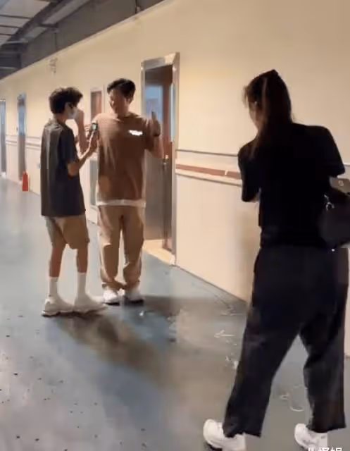 袁詠儀帶兒子魔童探班老公張智霖,一家三口開香檳慶節日超幸福