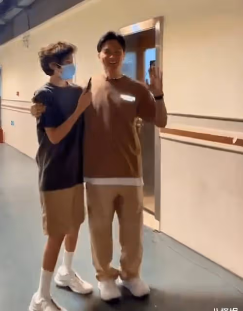袁詠儀帶兒子魔童探班老公張智霖,一家三口開香檳慶節日超幸福
