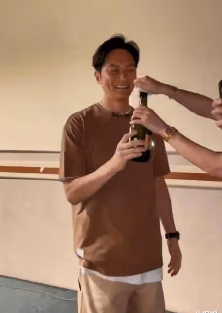 袁詠儀帶兒子魔童探班老公張智霖,一家三口開香檳慶節日超幸福