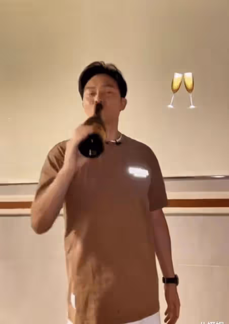袁詠儀帶兒子魔童探班老公張智霖,一家三口開香檳慶節日超幸福