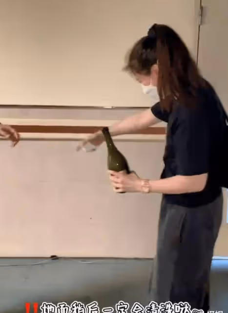 袁詠儀帶兒子魔童探班老公張智霖,一家三口開香檳慶節日超幸福
