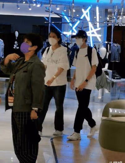 袁詠儀帶兒子魔童探班老公張智霖,一家三口開香檳慶節日超幸福