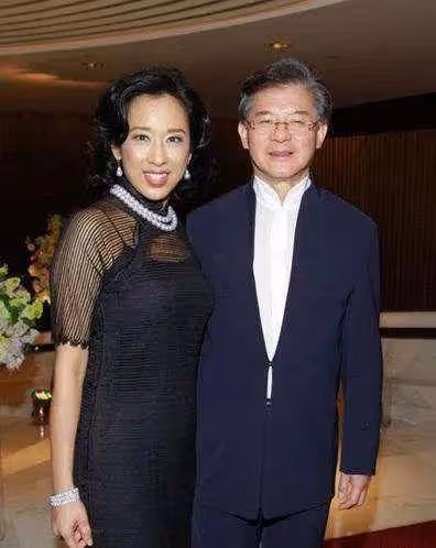 官宣！老公不忠誠，模範賢妻閃嫁百億好友！