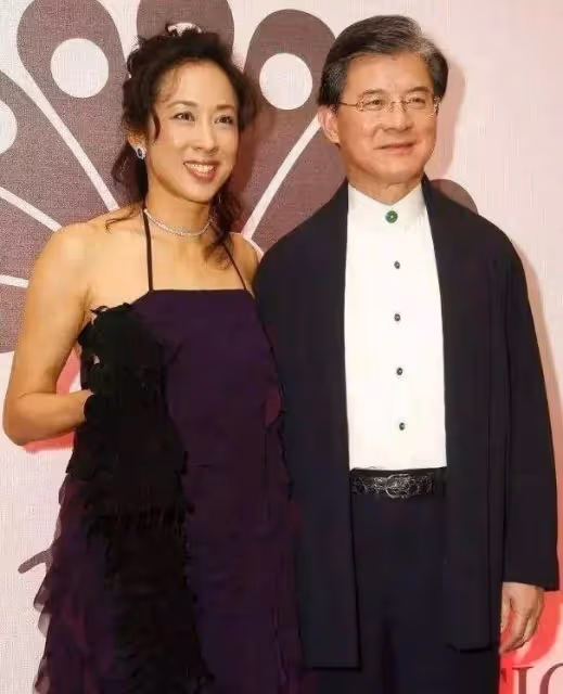 官宣！老公不忠誠，模範賢妻閃嫁百億好友！