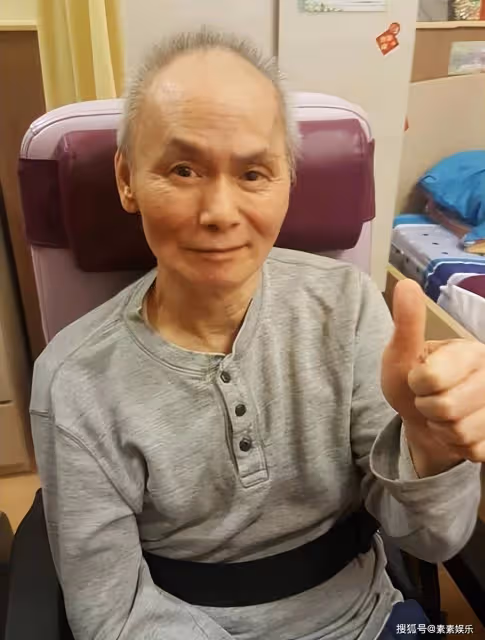 劉家輝坐輪椅參觀TVB,老友相見激動落淚,王喜抱著他坐上車