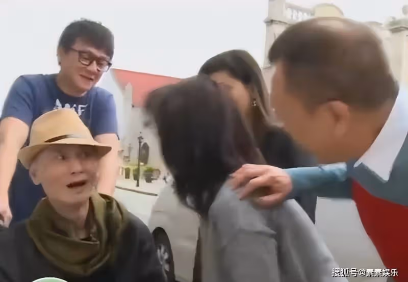 劉家輝坐輪椅參觀TVB,老友相見激動落淚,王喜抱著他坐上車