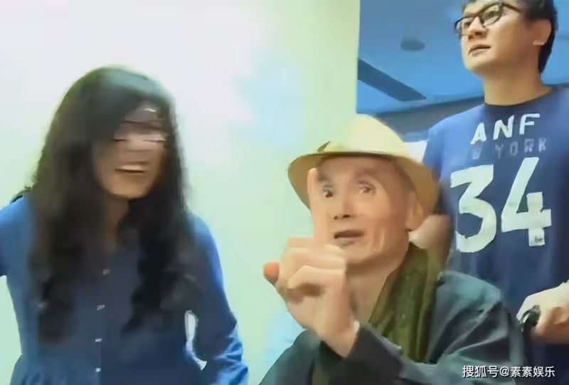劉家輝坐輪椅參觀TVB,老友相見激動落淚,王喜抱著他坐上車