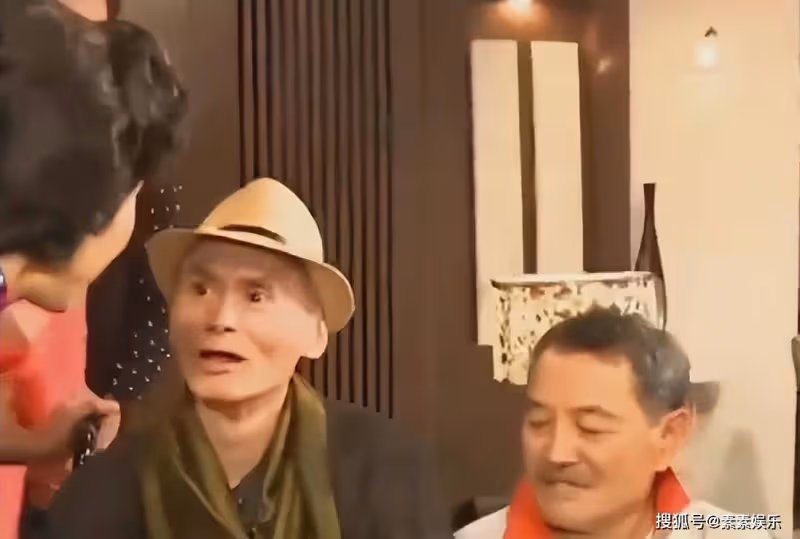 劉家輝坐輪椅參觀TVB,老友相見激動落淚,王喜抱著他坐上車