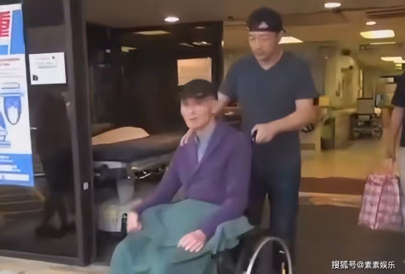 劉家輝坐輪椅參觀TVB,老友相見激動落淚,王喜抱著他坐上車