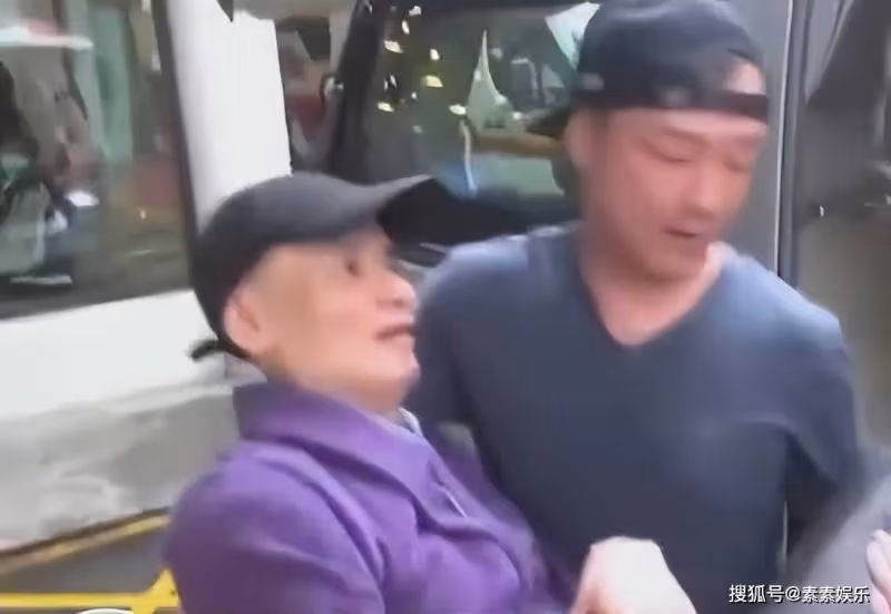 劉家輝坐輪椅參觀TVB,老友相見激動落淚,王喜抱著他坐上車