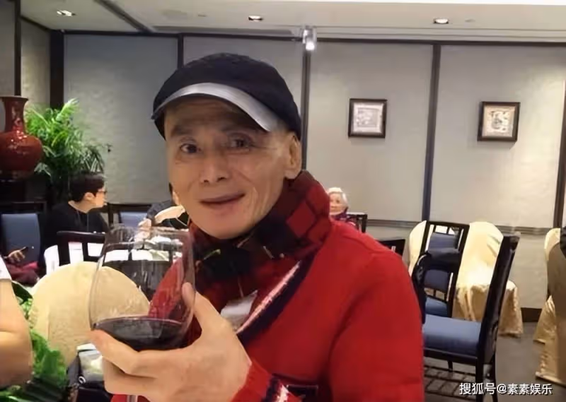 劉家輝坐輪椅參觀TVB,老友相見激動落淚,王喜抱著他坐上車