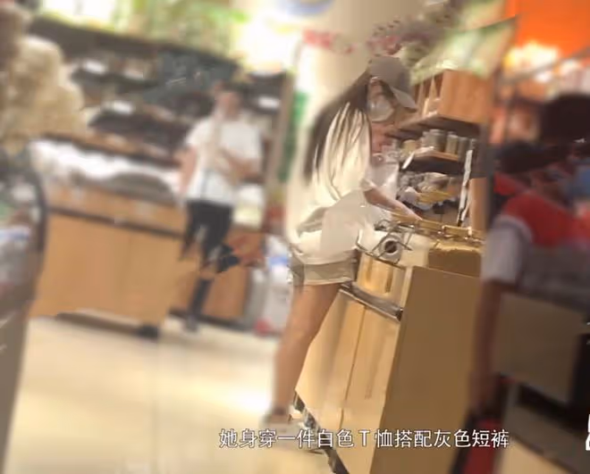 潘粵明獲緋聞女友探班！女方穿短褲大秀美腿，被曝已戀愛同居4年