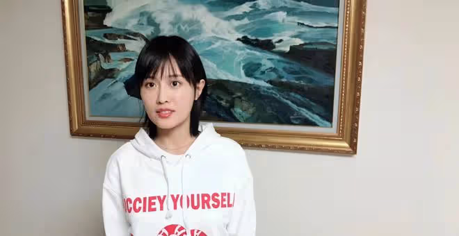 潘粵明獲緋聞女友探班！女方穿短褲大秀美腿，被曝已戀愛同居4年