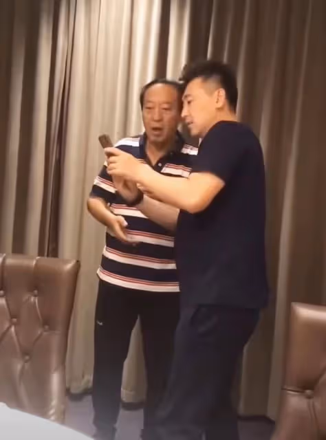 72歲牛群高檔飯店聚餐！不會玩智能機舉止樸實，和異性合照笑開懷