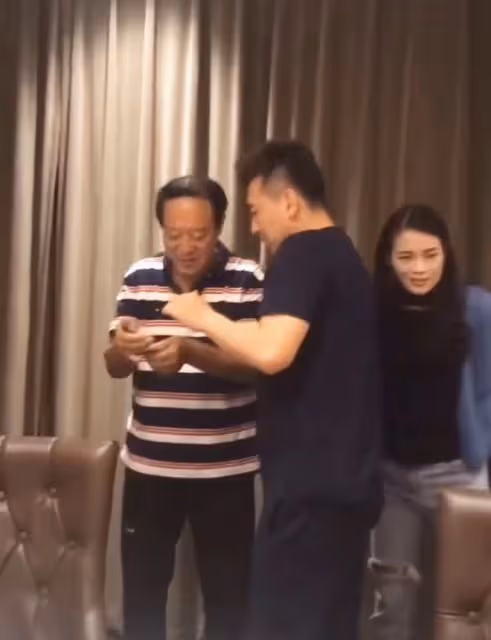 72歲牛群高檔飯店聚餐！不會玩智能機舉止樸實，和異性合照笑開懷