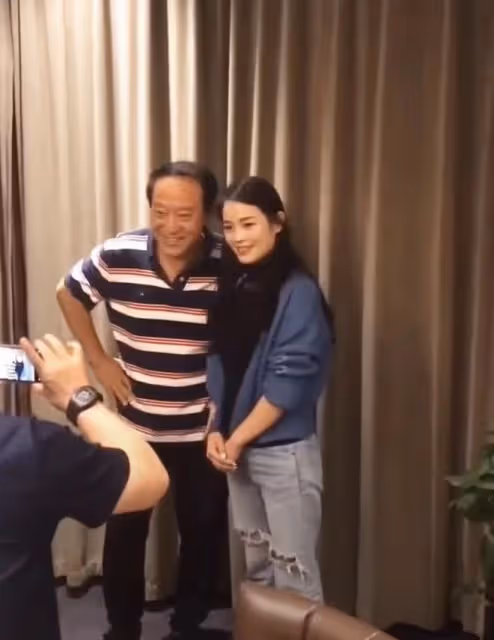 72歲牛群高檔飯店聚餐！不會玩智能機舉止樸實，和異性合照笑開懷