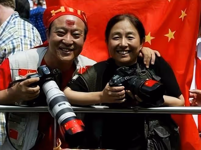 72歲牛群高檔飯店聚餐！不會玩智能機舉止樸實，和異性合照笑開懷
