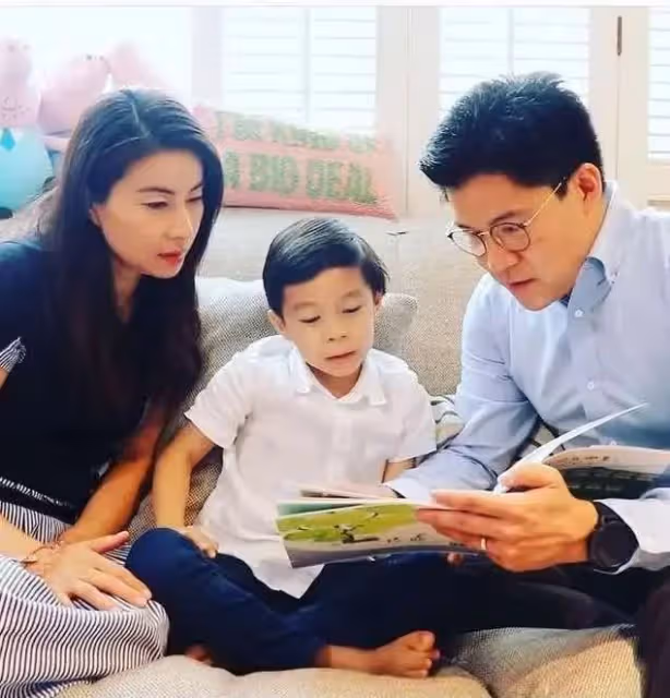郭晶晶一家五口趕海！綁1元頭繩太樸素，如普通人蹲地徒手撿海鮮