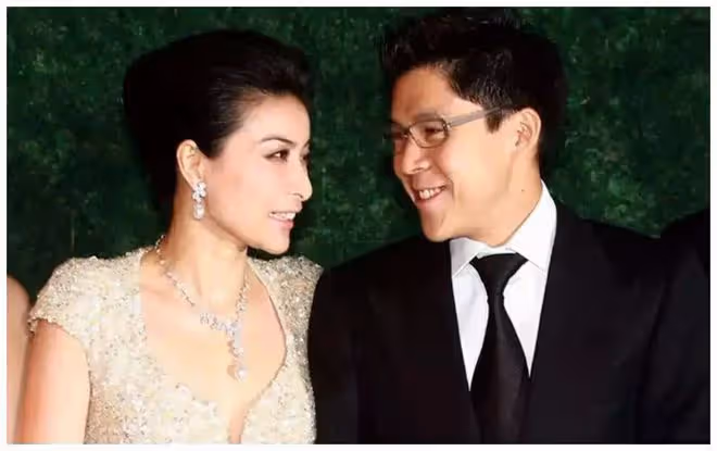郭晶晶一家五口趕海！綁1元頭繩太樸素，如普通人蹲地徒手撿海鮮