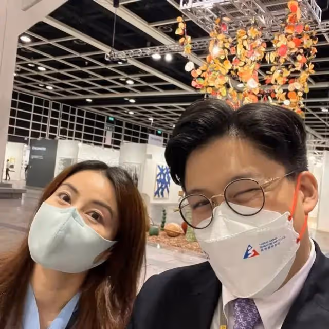 郭晶晶一家五口趕海！綁1元頭繩太樸素，如普通人蹲地徒手撿海鮮