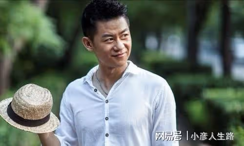 李健：憑「孫成海」被熟知，24歲娶小5歲初戀，婚後14年恩愛如初