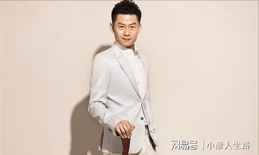 李健：憑「孫成海」被熟知，24歲娶小5歲初戀，婚後14年恩愛如初