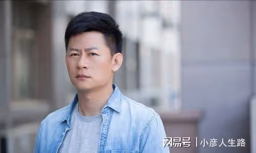 李健：憑「孫成海」被熟知，24歲娶小5歲初戀，婚後14年恩愛如初