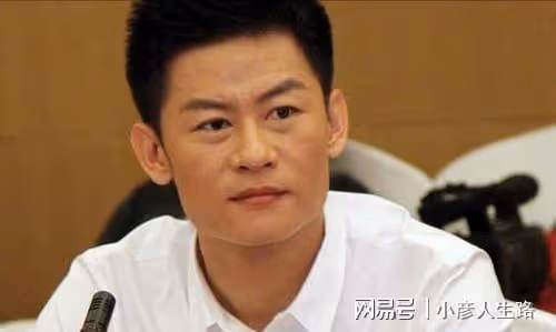 李健：憑「孫成海」被熟知，24歲娶小5歲初戀，婚後14年恩愛如初
