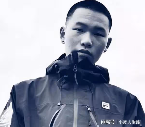 陳坤兒子近照曝光,穿6千短袖胳膊紋身搶鏡,生母不詳被疑是養子
