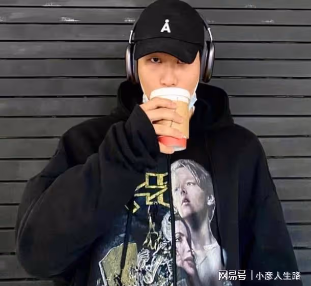 陳坤兒子近照曝光,穿6千短袖胳膊紋身搶鏡,生母不詳被疑是養子