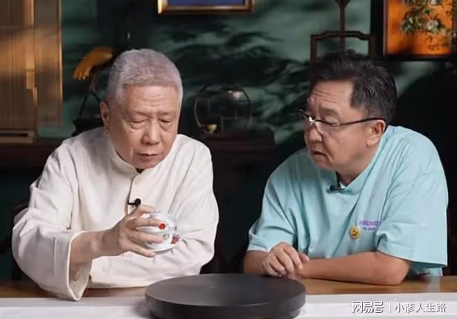 相聲演員于謙現身馬未都直播間,4萬人圍觀,238元的茶杯瞬秒