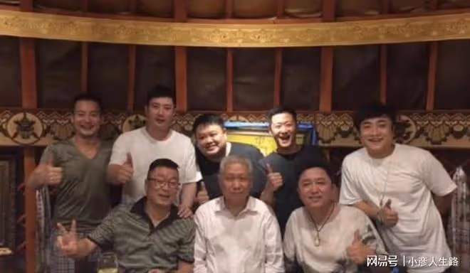 相聲演員于謙現身馬未都直播間,4萬人圍觀,238元的茶杯瞬秒