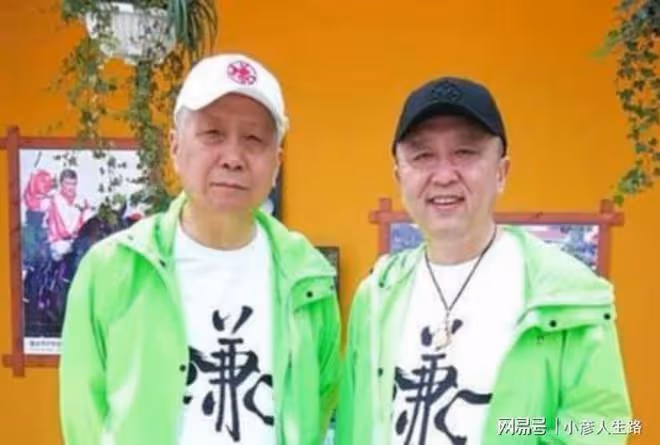 相聲演員于謙現身馬未都直播間,4萬人圍觀,238元的茶杯瞬秒