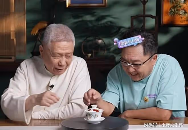 相聲演員于謙現身馬未都直播間,4萬人圍觀,238元的茶杯瞬秒