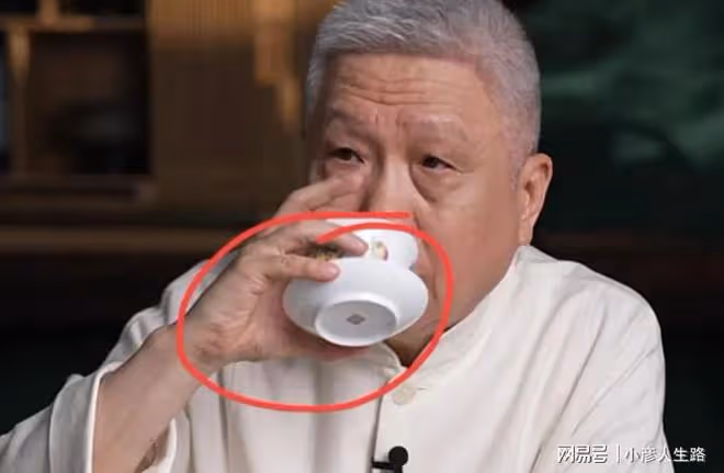 相聲演員于謙現身馬未都直播間,4萬人圍觀,238元的茶杯瞬秒