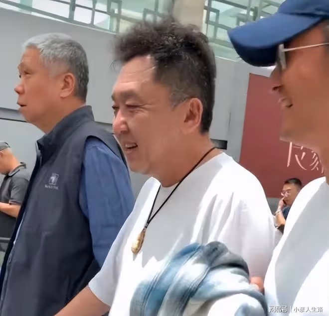 相聲演員于謙現身馬未都直播間,4萬人圍觀,238元的茶杯瞬秒