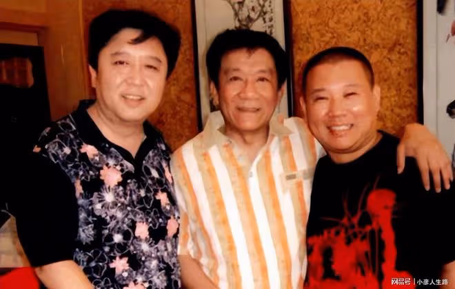 相聲演員于謙現身馬未都直播間,4萬人圍觀,238元的茶杯瞬秒