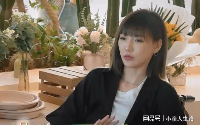 她們是戀綜的「配角」嘉賓，玩著無聊的社交遊戲，反覆被孤獨穿刺