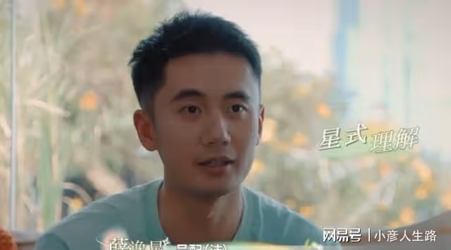 她們是戀綜的「配角」嘉賓，玩著無聊的社交遊戲，反覆被孤獨穿刺