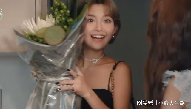 她們是戀綜的「配角」嘉賓，玩著無聊的社交遊戲，反覆被孤獨穿刺