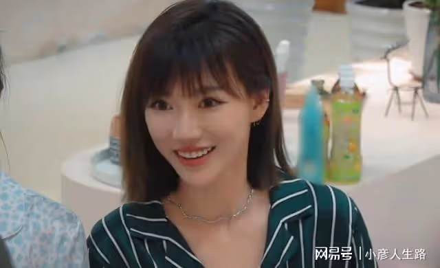 她們是戀綜的「配角」嘉賓，玩著無聊的社交遊戲，反覆被孤獨穿刺