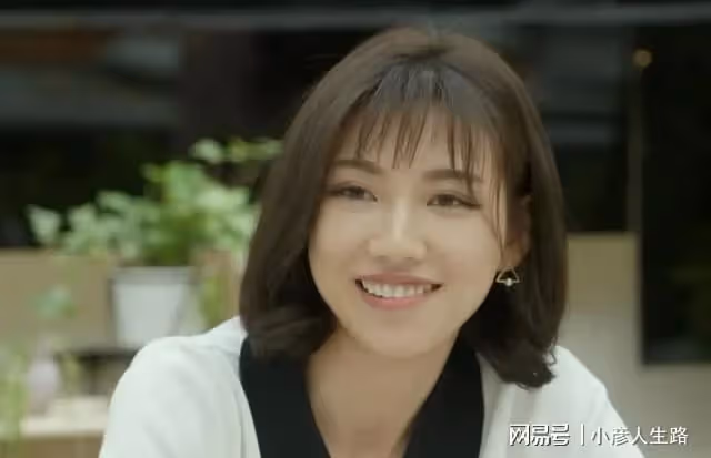 她們是戀綜的「配角」嘉賓,玩著無聊的社交遊戲,反覆被孤獨穿刺