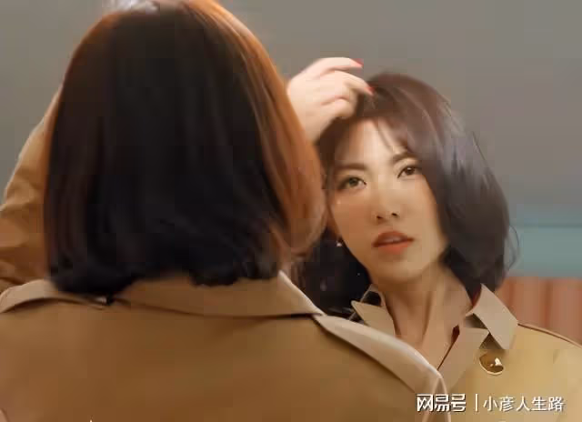 她們是戀綜的「配角」嘉賓,玩著無聊的社交遊戲,反覆被孤獨穿刺