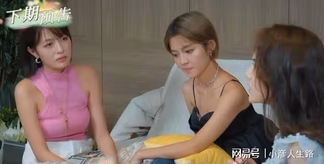 她們是戀綜的「配角」嘉賓,玩著無聊的社交遊戲,反覆被孤獨穿刺