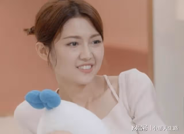 她們是戀綜的「配角」嘉賓,玩著無聊的社交遊戲,反覆被孤獨穿刺