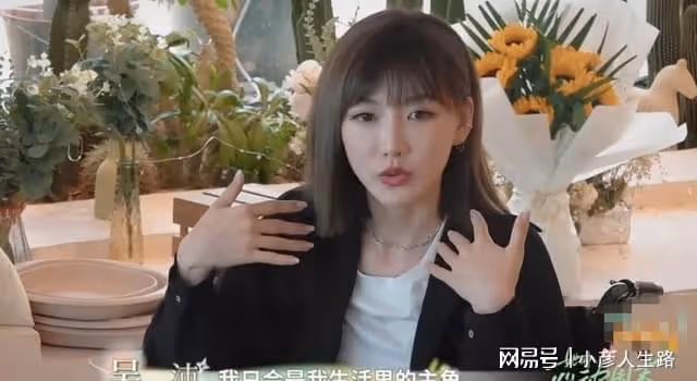 她們是戀綜的「配角」嘉賓,玩著無聊的社交遊戲,反覆被孤獨穿刺