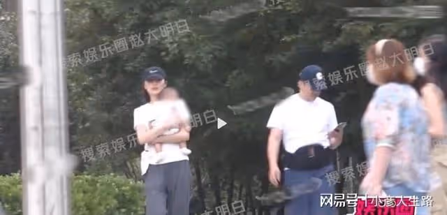 婚姻甜蜜,李亞鵬海哈金喜一起逛街,寶寶很可愛!