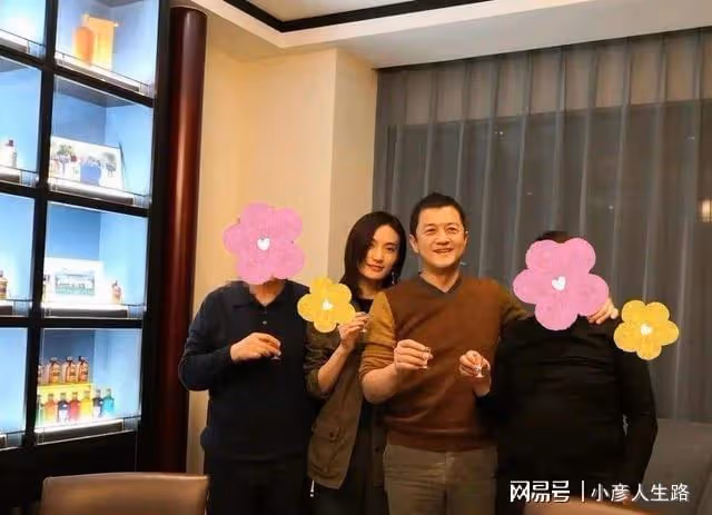 婚姻甜蜜,李亞鵬海哈金喜一起逛街,寶寶很可愛!