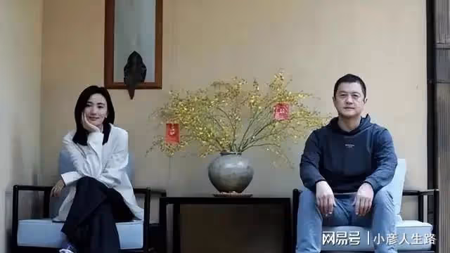 婚姻甜蜜，李亞鵬海哈金喜一起逛街，寶寶很可愛！